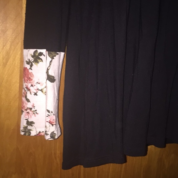 Sun & Moon Floral And Black Color Block Tunic Top Size Medium - Picture 4 of 7